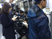 지하철 출·퇴근길 '스마트폰', 면죄부와 속박을 주다