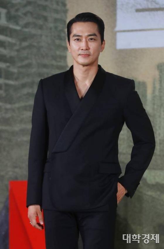 배우 송승헌이 10일 오전 서울 영등포구 프로보크 서울에서 진행된 넷플릭스 시리즈 '택배기사' 제작발표회에 참석해 포즈를 취하고 있다.  극심한 대기 오염으로 산소호흡기  ...  /사진=이동훈 기자 photoguy@