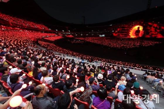 가수 조용필이 13일 서울 잠실 올림픽주경기장에서 진행된 '2023 조용필&위대한탄생 콘서트'에서 열창하고 있다. /사진제공=YPC, 유니버설뮤직 2023.05.13 /사진=이동훈 기자 photoguy@