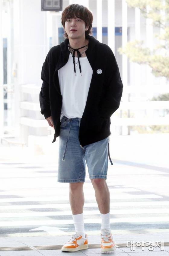 배우 장근석이 일본 공연을 위해 11일 오후 인천국제공항을 통해 출국하고 있다. 2023.05.11 /사진=임성균 기자 tjdrbs23@