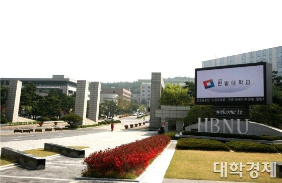 이미지캡션 전국 대학을 취재하면서 만난 대학생들은 사는 곳, 나이, 학과 다들 제각각이지만 그들의 고민은 진로였다. 본인이 좋아하는 것, 하고 싶은 일이 아닌 취업스펙을 쌓아 취업만 준비하는 현실이 안타깝게 느껴졌다. 입시 준비에 열을 올려 목표 대학에 진학한 뒤 연애, 캠퍼스의 낭만, 대학생활도 잠시. 학년이 올라갈수록 각박함과 취업고민뿐이라는 것은 사회구조적 문제가 아닌가 반문해본다. 