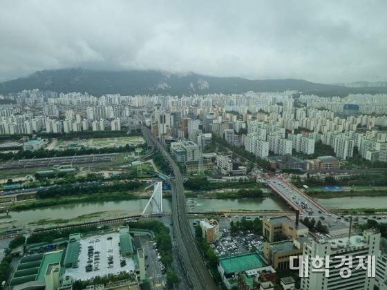 지난 18일 서울 도봉구 창동에 위치한 '씨드큐브 창동' 오피스텔에서 바라본 서울 동북권 일대 전경 /사진=조성준 기자